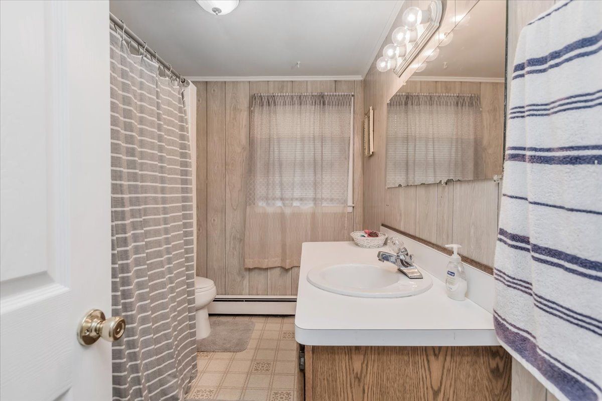  Upper Level: Accessory Apartment - Bathroom 3