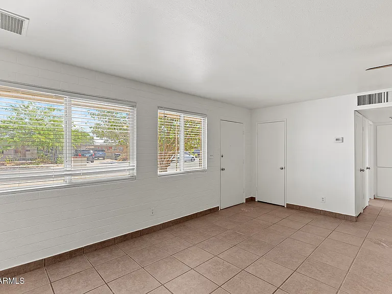 2246 W Sierra St — Photo 12