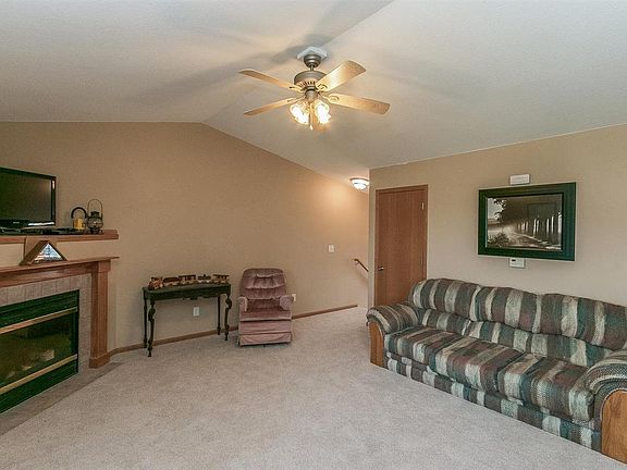 4th image of 1577 Deerfield Dr W