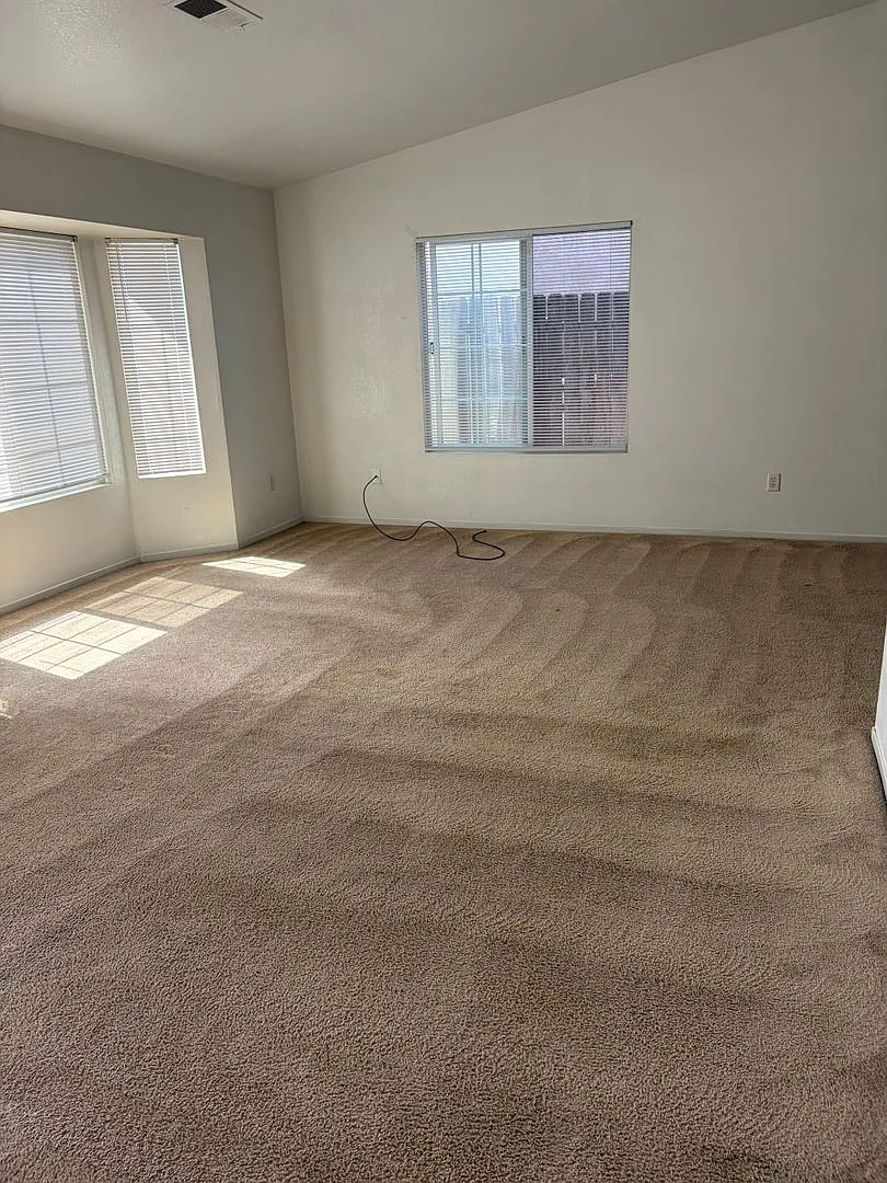 Spacious 3 bedroom Home with Bright, Open Living Space — Photo 2