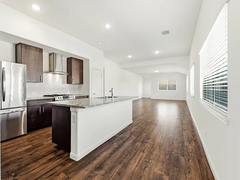 1204 Sumner St — Photo 6