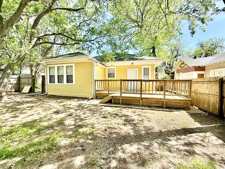 1201 E Lamar St — Photo 45