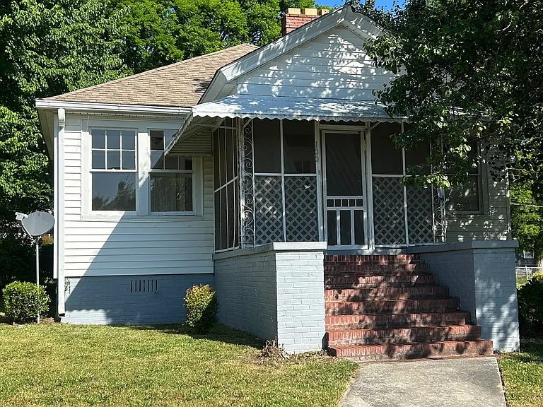 100 2nd St NE — Photo 1