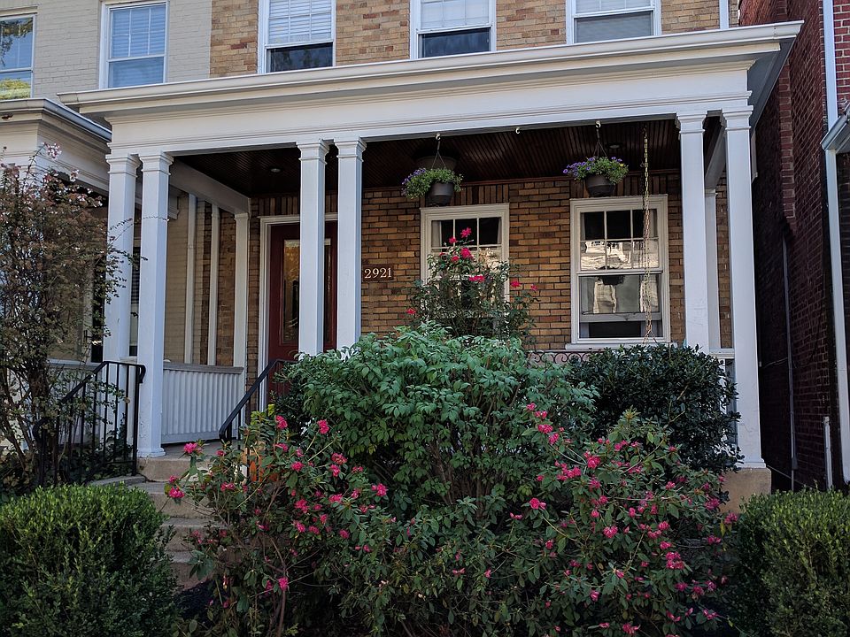 Front of house in the fall