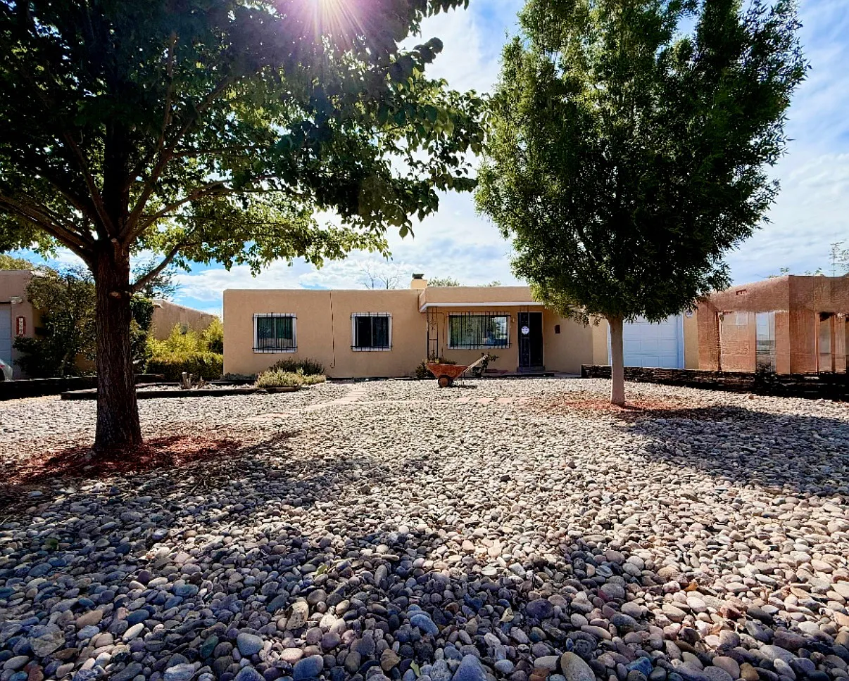 3 bed, 1.5 bath, 1730 sqft, $2,300 — Photo 1