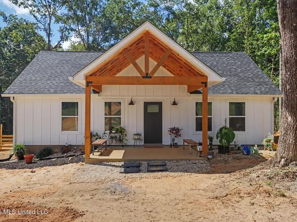 2455 Montcliff Dr, Vancleave, MS 39565
