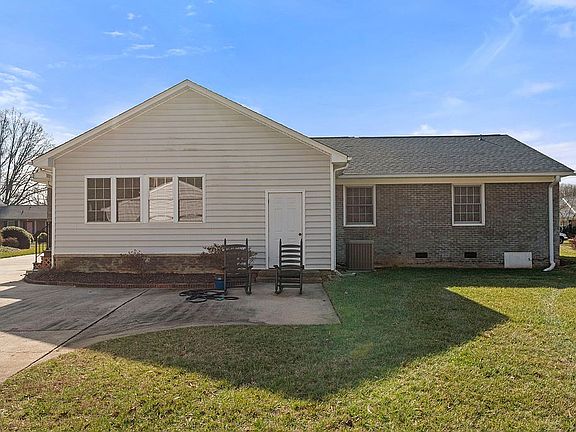 5th image of 2806 Northampton Dr