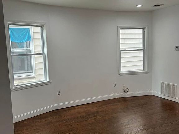 3rd image of 141 Ridge St Floor 2
