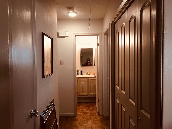 4th image of 16 E Townhouse Ln