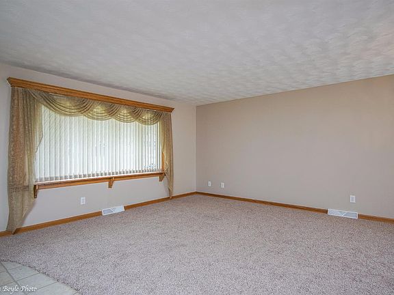 4th image of 930 E 52nd Ave