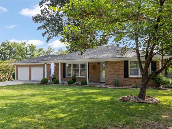 8509 Floyd St, Overland Park, KS 66212