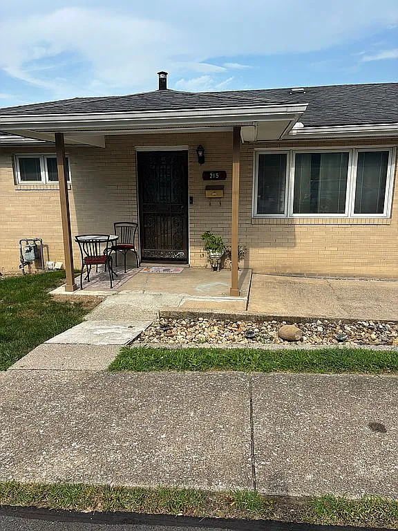 215 Dewey St photo 1