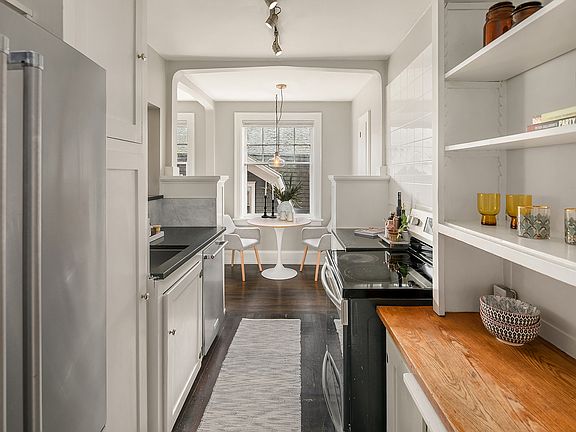 4th image of 321 Boylston Ave E