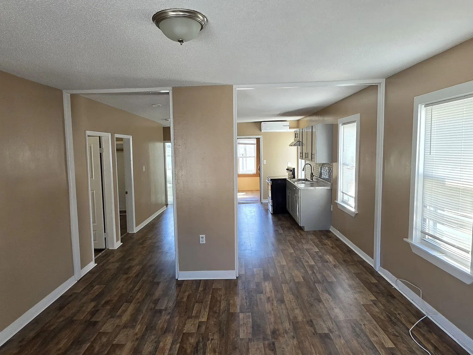 3 bed, 900 sqft, $2,200 — Photo 3