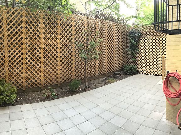 2nd image of 327 W 89th St APT 1R