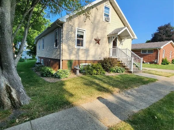 814 N Sycamore St, Monticello, IA 52310
