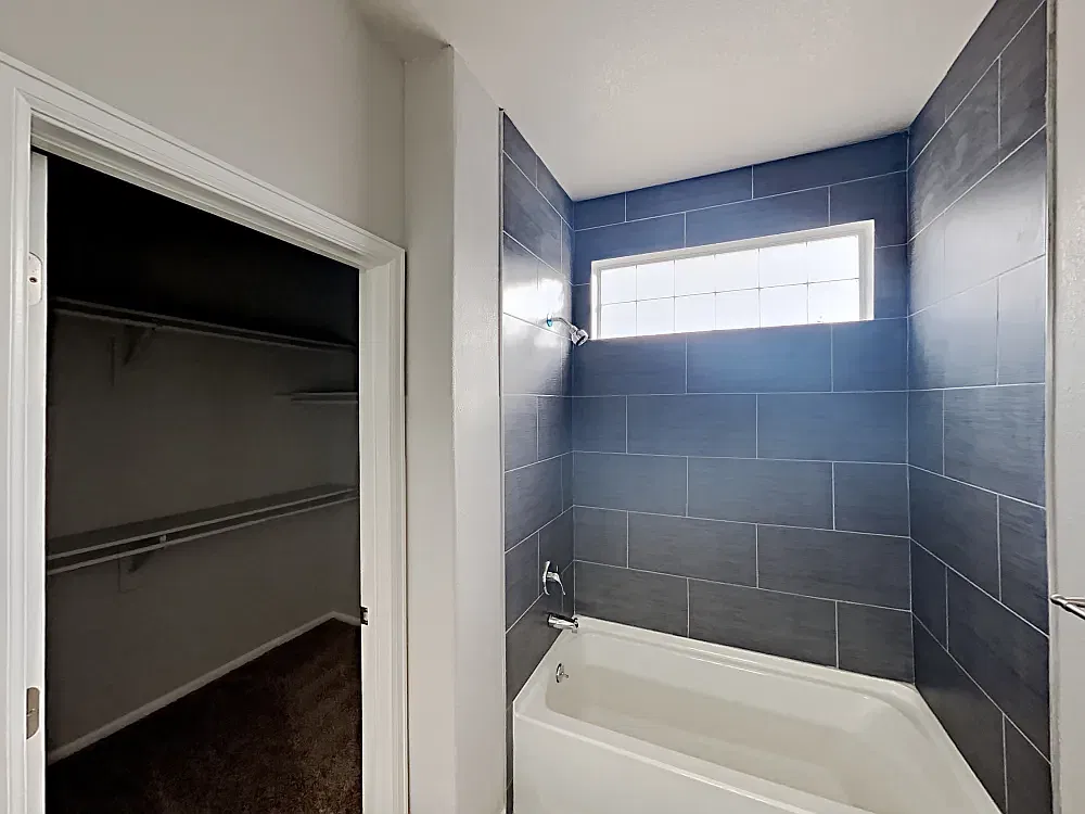 3 bed, 1203 sqft, $1,000,000 — Photo 3