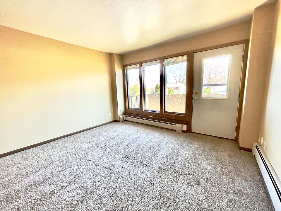 1st image of 633 Robert St S APT 107