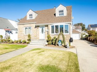 225 Devonshire Dr, New Hyde Park, NY 11040
