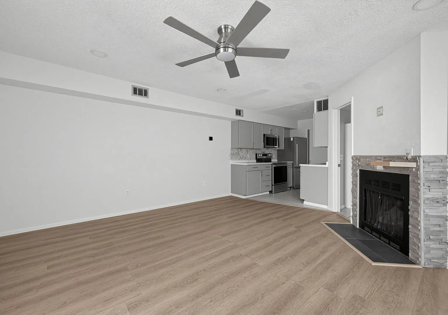 1830 Newland Ct — Photo 2
