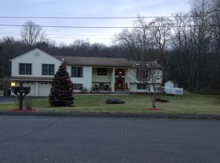 16 Taunton Ridge Rd, Newtown, CT 06470