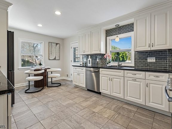 5th image of 28 Elmwood Rd