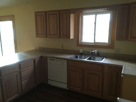 Another view of the kitchen.