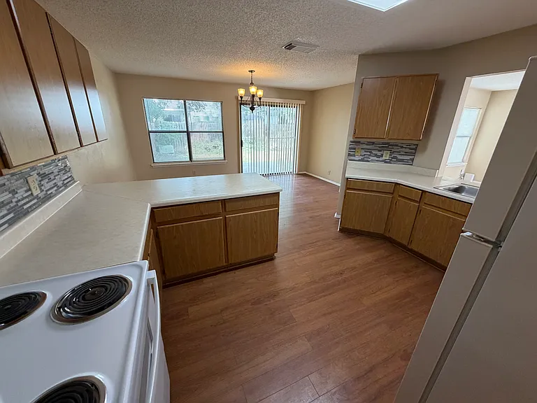 7710 Heathridge — Photo 4