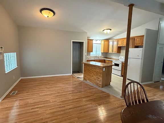 5th image of 15201 Leslie St