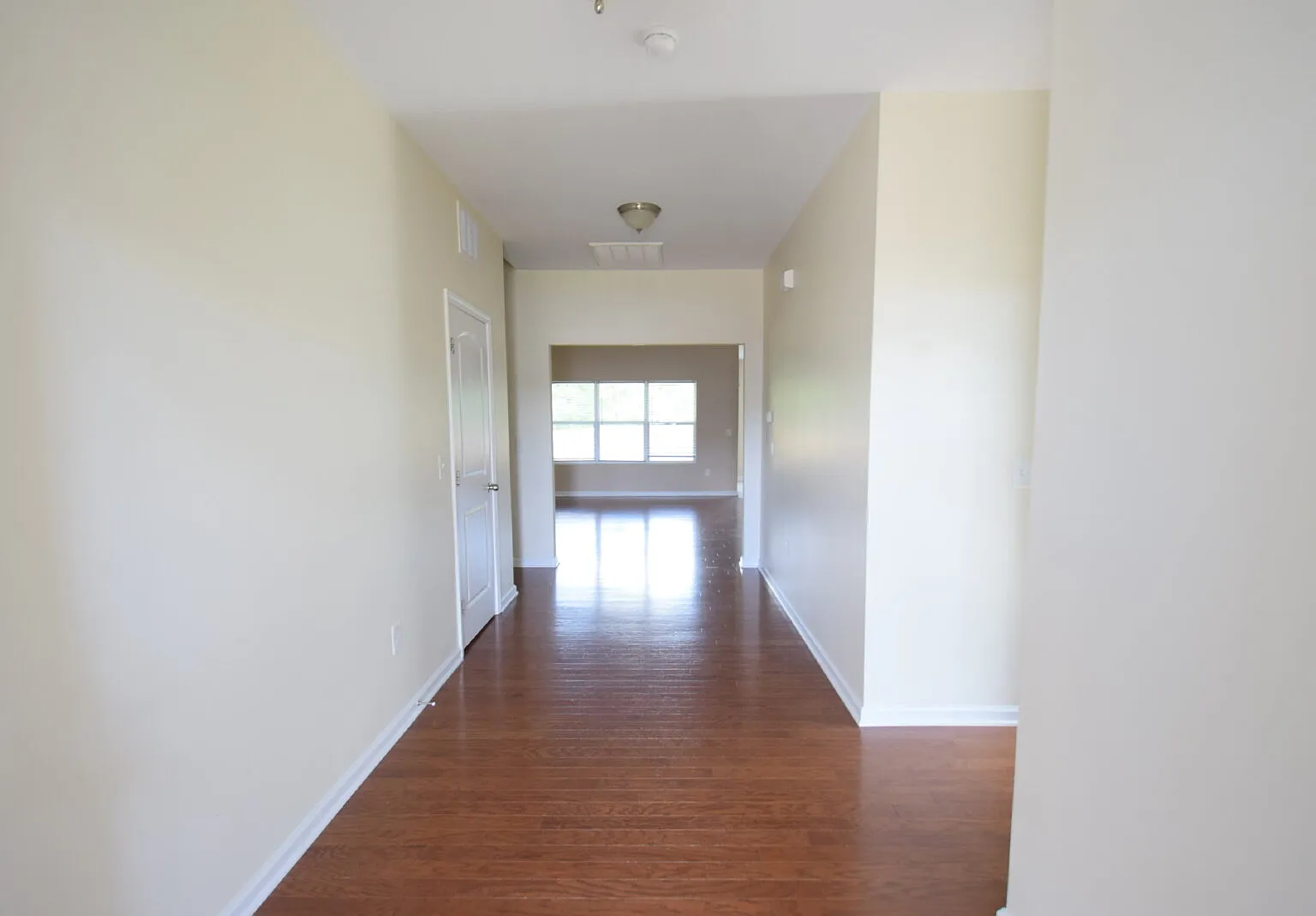 3 bed, 2.0 bath, 1818 sqft, $1,825 — Photo 3