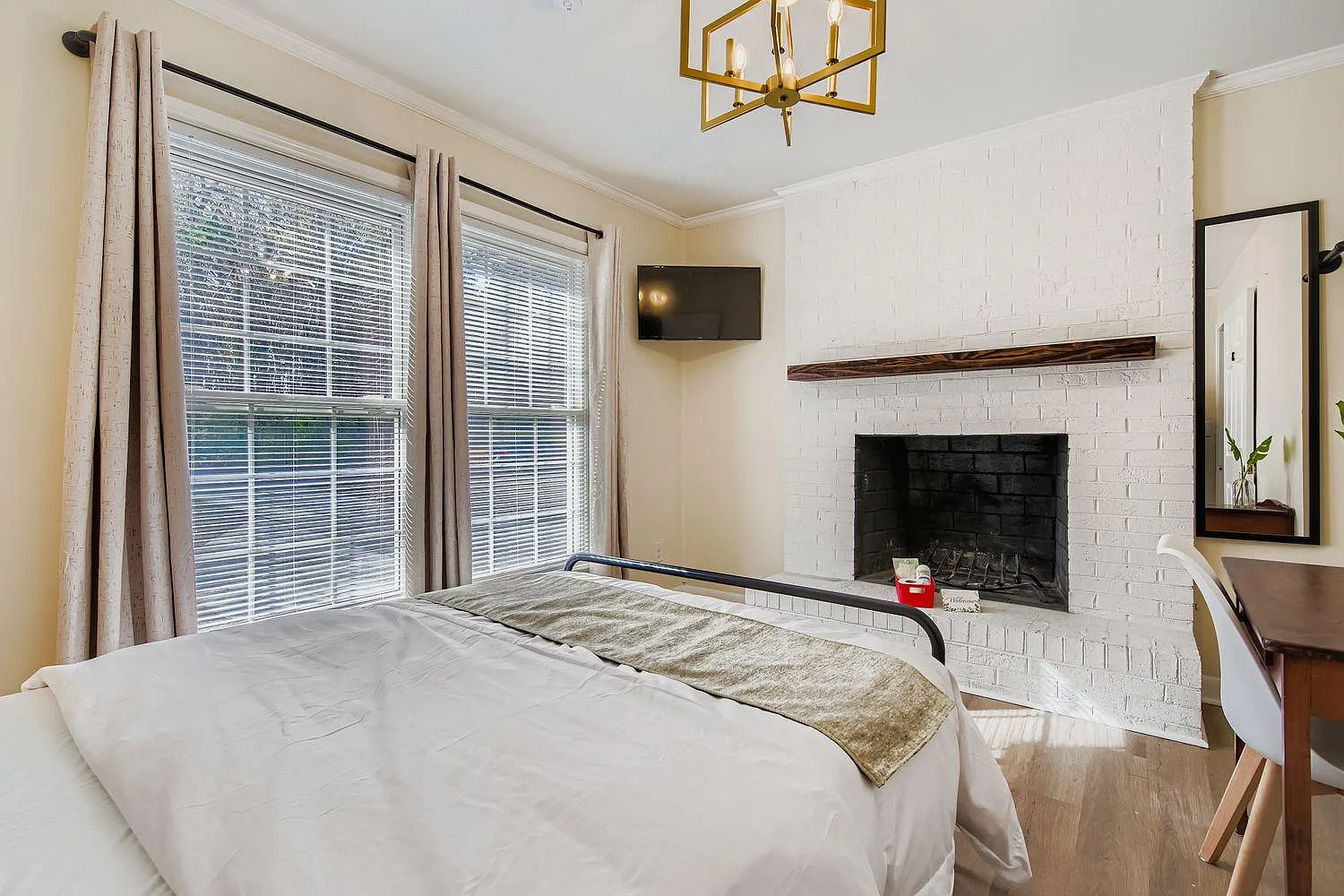 4 bed, 5.0 bath, 3300 sqft, $979 — Photo 1