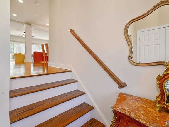 4th image of 10 Canterbury Ln #10