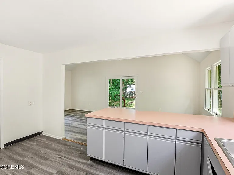 1305 Marshall St — Photo 9