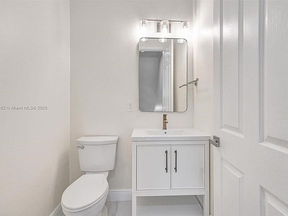4th image of 1033 NE 17th Way Unit 803