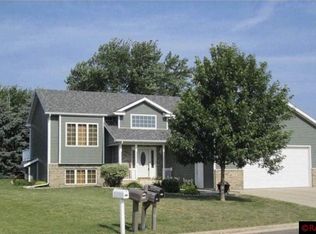 537 Allyn Cir, Janesville, MN 56048