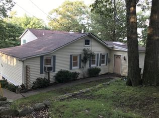 25 Chamberlain St, Hopatcong, NJ 07843