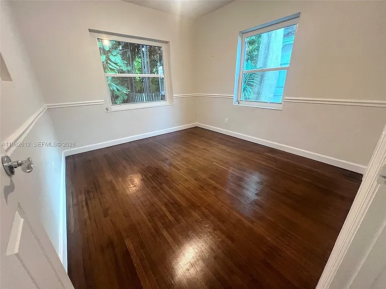 1900 Tigertail Ave — Photo 10