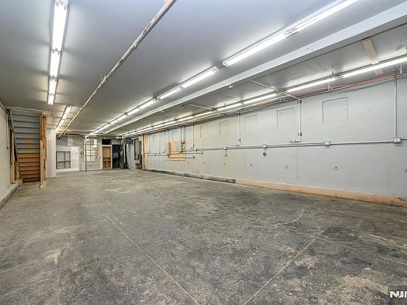 4th image of 172 Lyon St