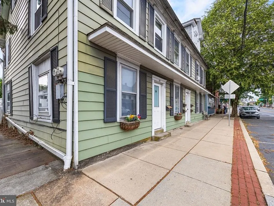 128 E Main St