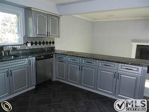 261-826748 Kitchen (2).JPG
