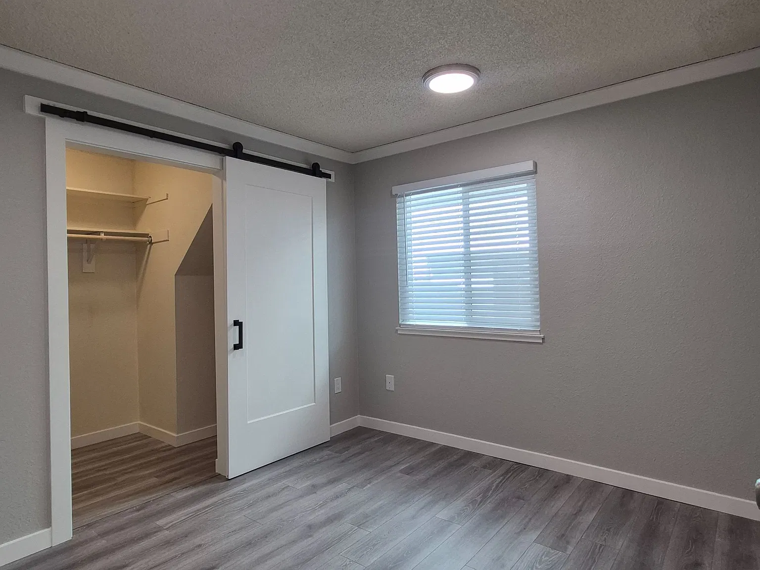 Coming Soon! Spacious Renovated One-Bedroom in Prime Midtown Location! — Photo 4