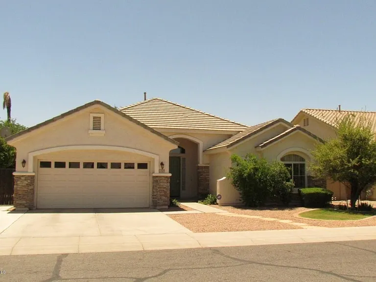 1363 W Spruce Dr — Photo 1