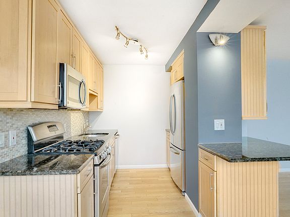 3rd image of 3950 N Lake Shore Dr APT 2128