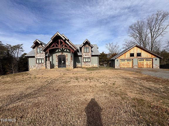 3rd image of 211 Petty Ln