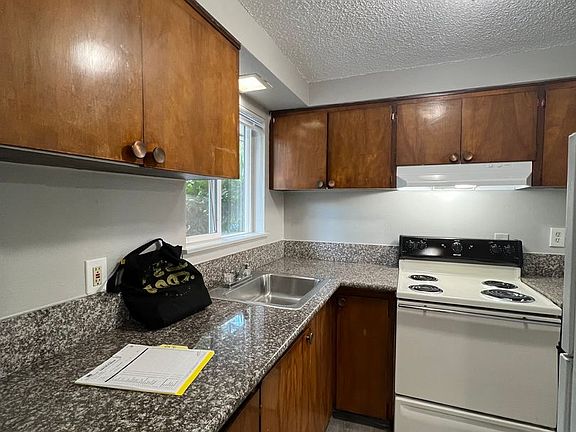 3rd image of 15850 NE Glisan St APT 15