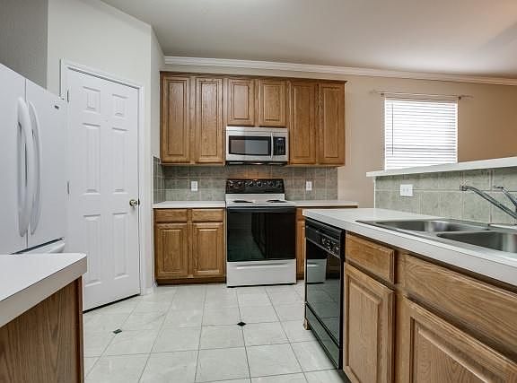 5th image of 904 Medina Dr