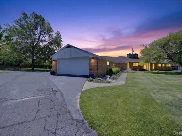 7174 Meadowvue Dr, Grand Blanc, MI 48439