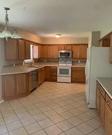 2105 Fox Ave — Photo 4
