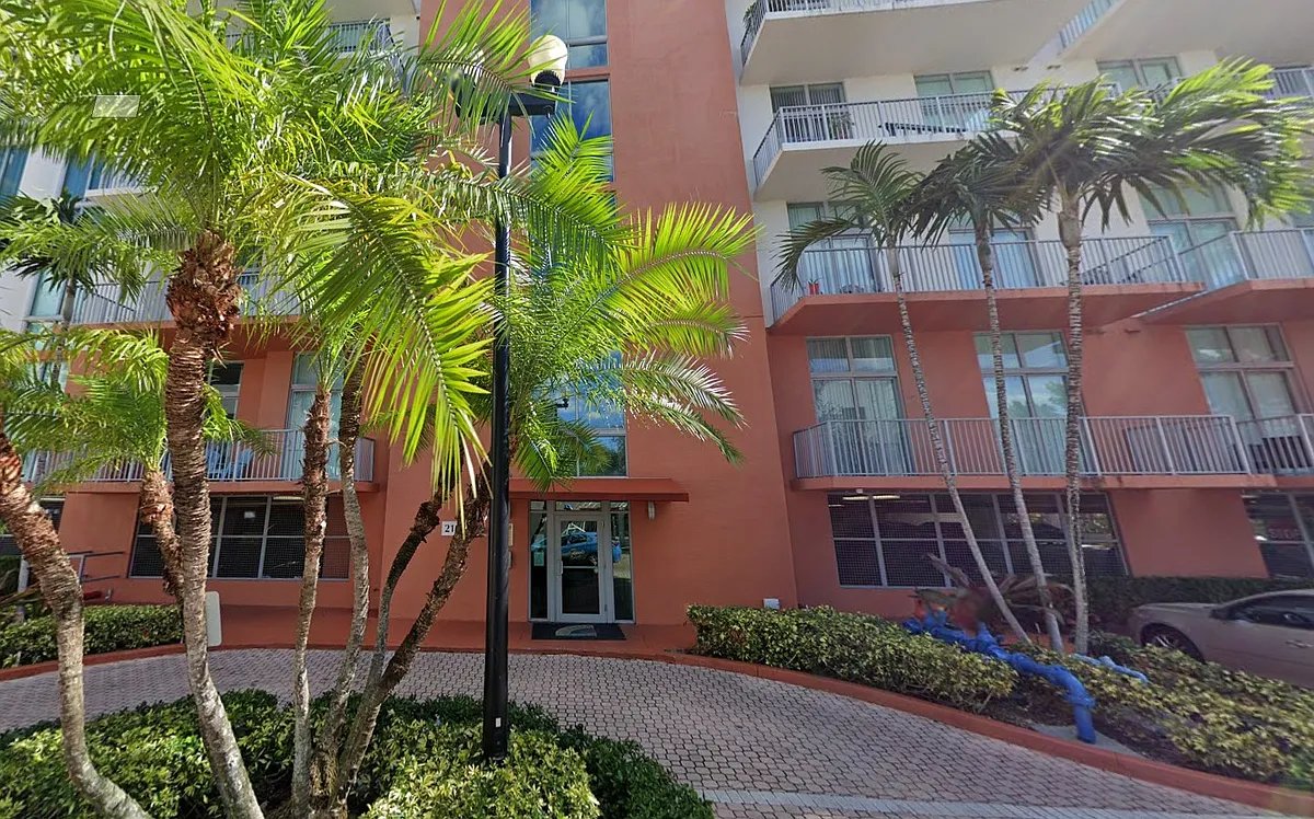 Building Photo - 2100 Van Buren St #322