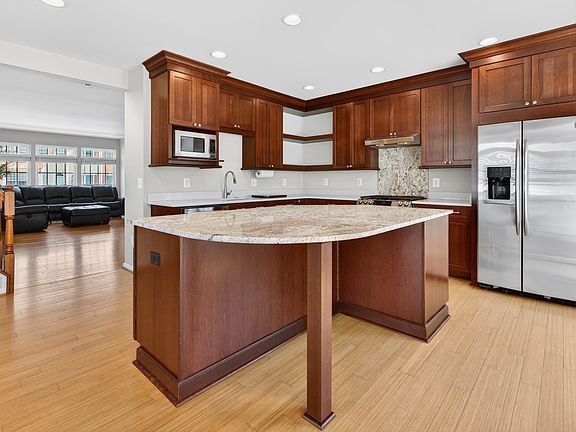 Remodled GOURMET KITCHEN (3rd View)!